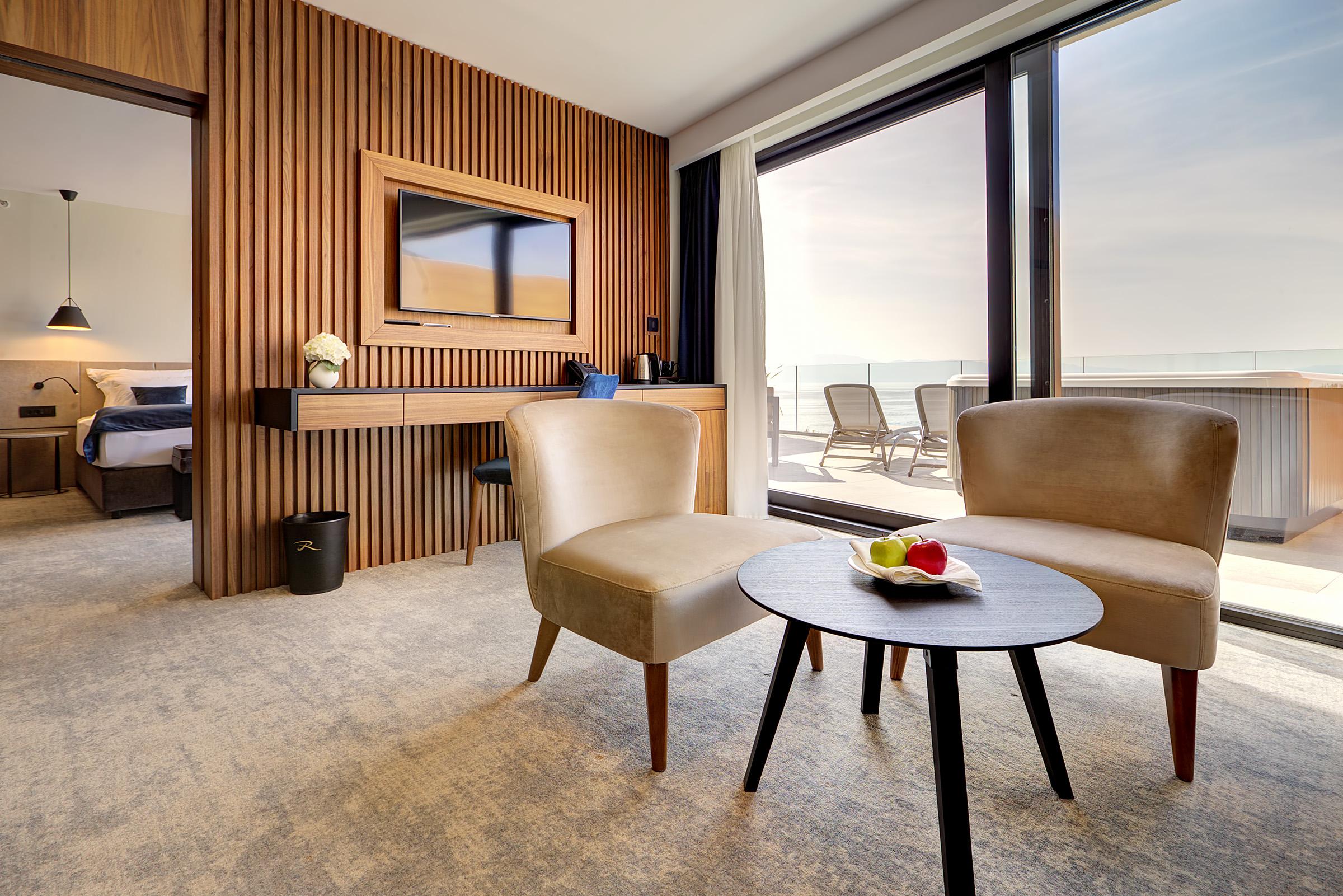 Luxury Hotel Riva Малинська Екстер'єр фото A suite at the hotel