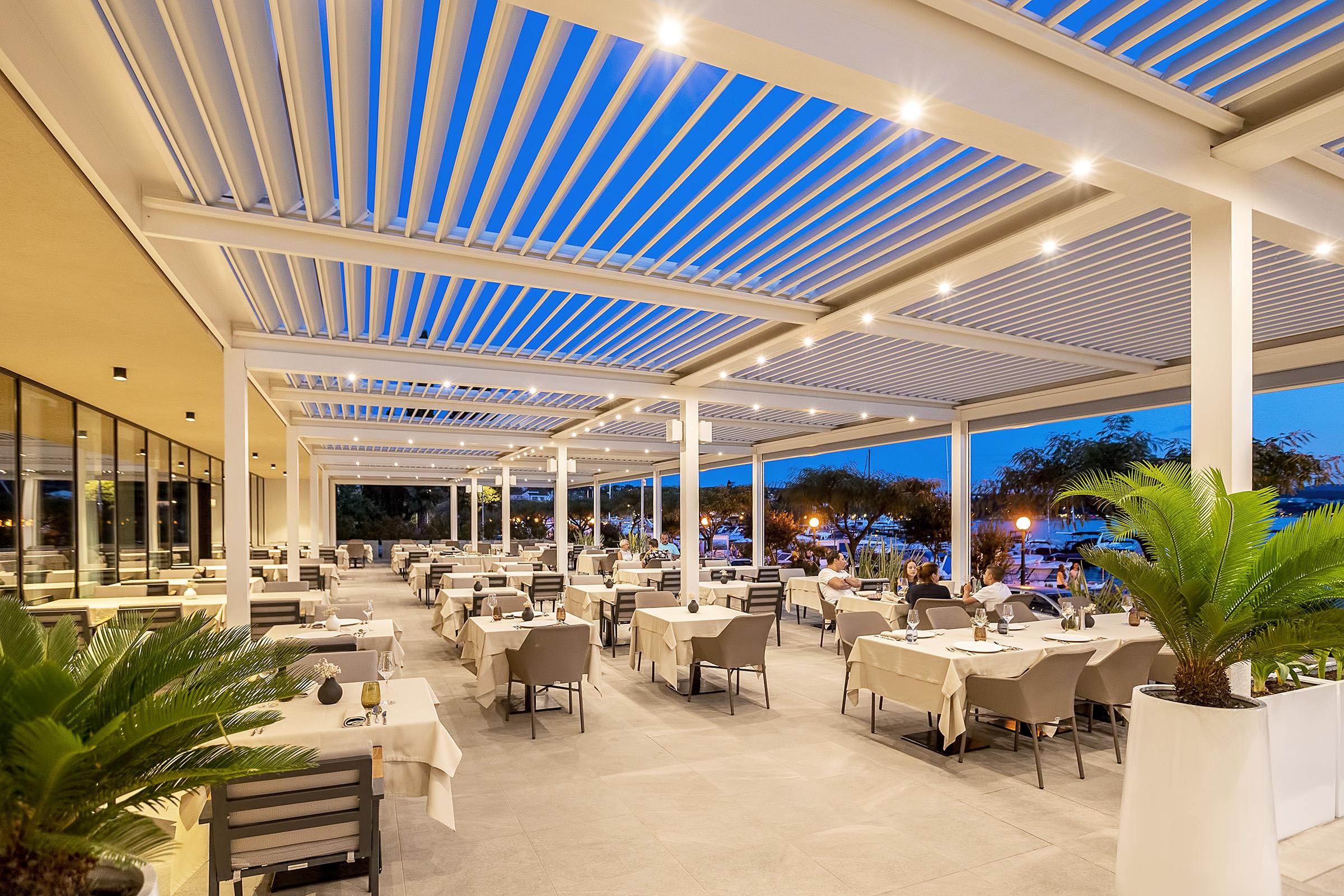 Luxury Hotel Riva Малинська Екстер'єр фото Pergola at a restaurant