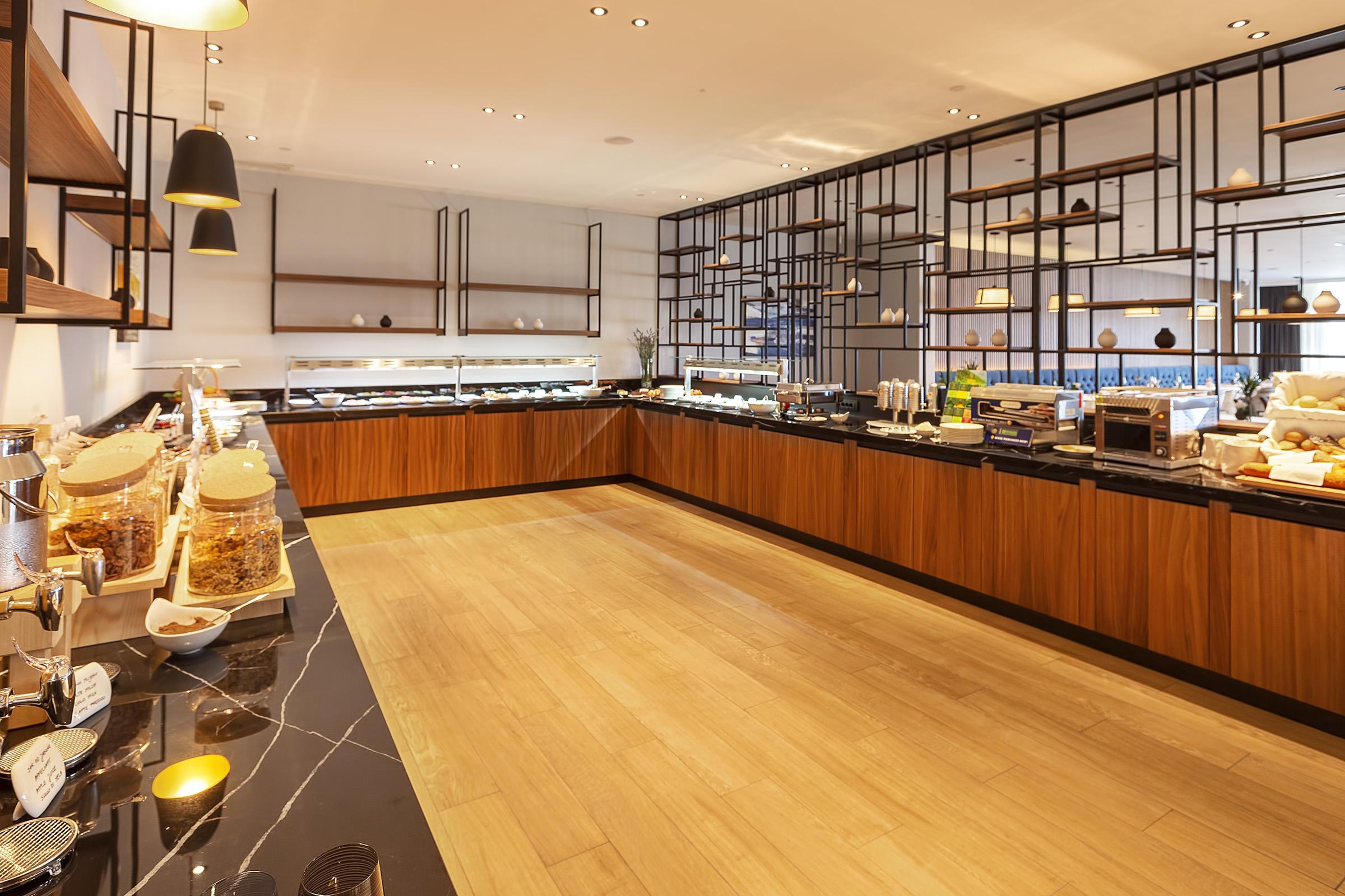 Luxury Hotel Riva Малинська Екстер'єр фото The buffet at the lounge